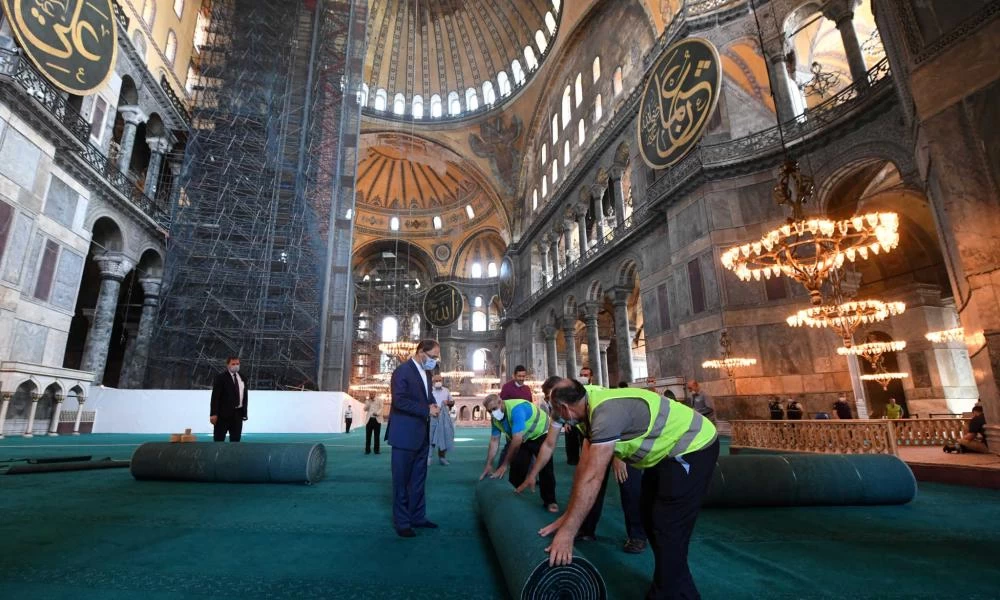 Αγιά Σοφιά: "Πρόβα τζενεράλε" για την πρώτη προσευχή – "Καμουφλάρουν" κάθε τι χριστιανικό